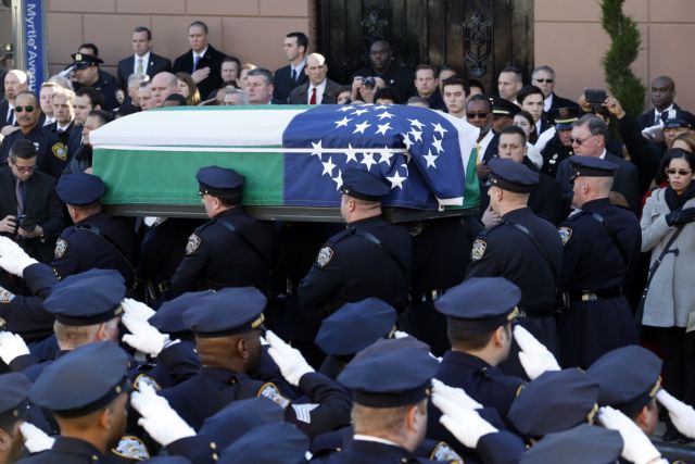 Νέα Υόρκη: Η κηδεία του Ράφαελ Ράμος, η μεγαλύτερη στην ιστορία της αστυνομίας